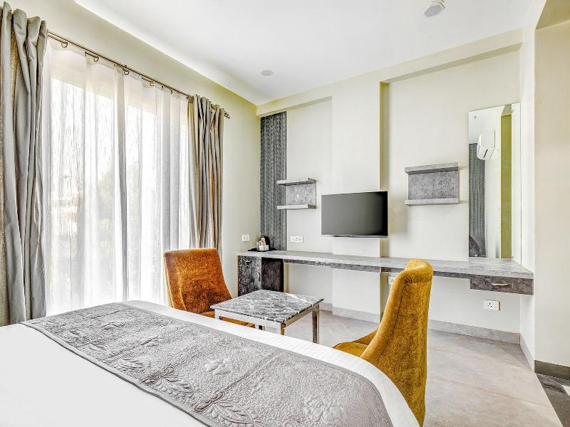 Fabhotel The White Moon image