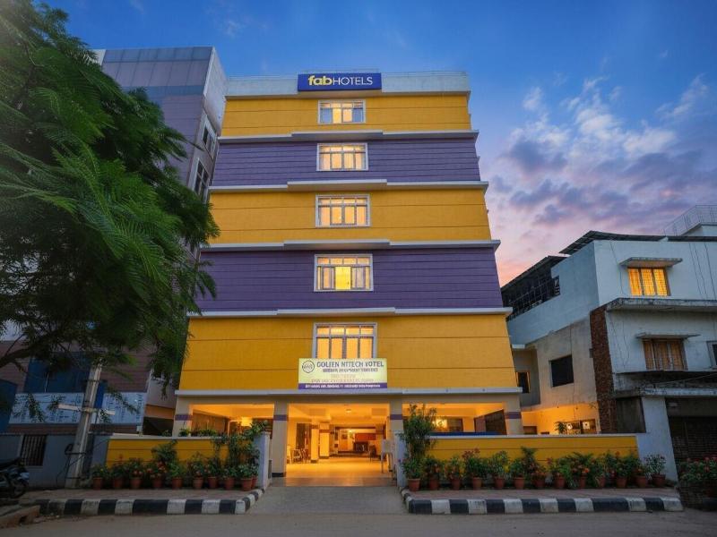 Fabhotel Golden Hitech — general view