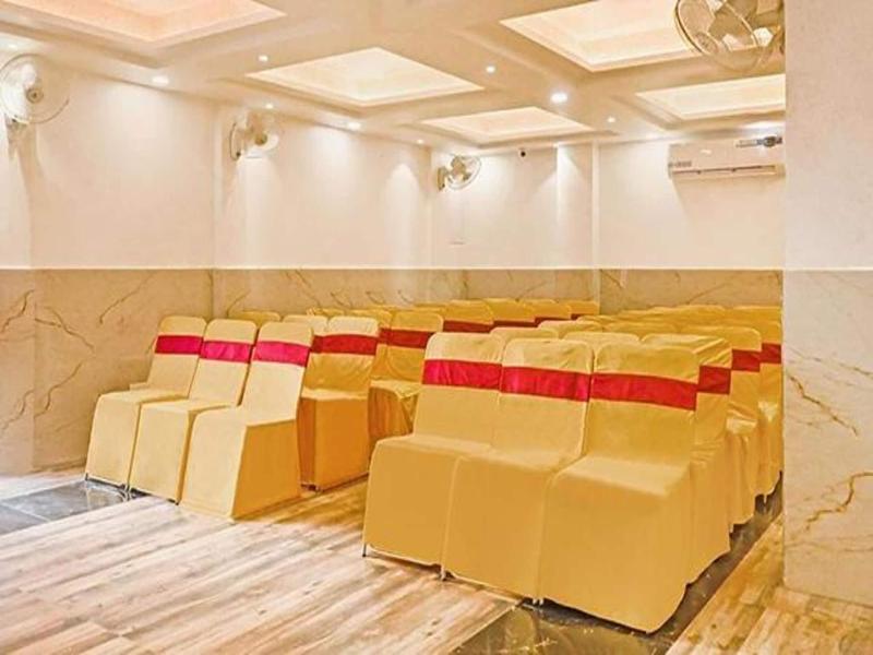 Fabhotel Holiday Grand — view