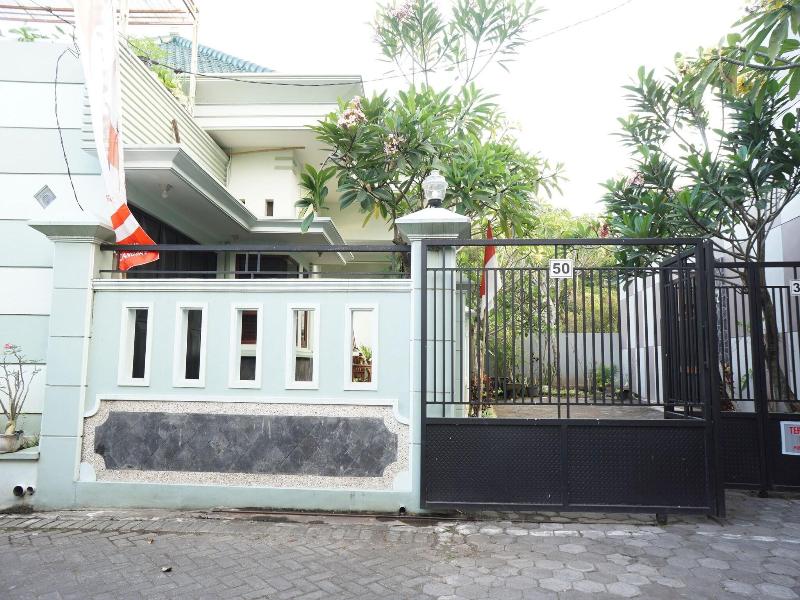 Oyo Life 93045 Kost Putra Bu Ketut