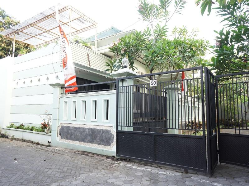 Oyo Life 93045 Kost Putra Bu Ketut