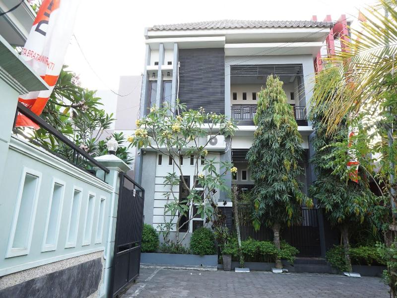Oyo Life 93045 Kost Putra Bu Ketut