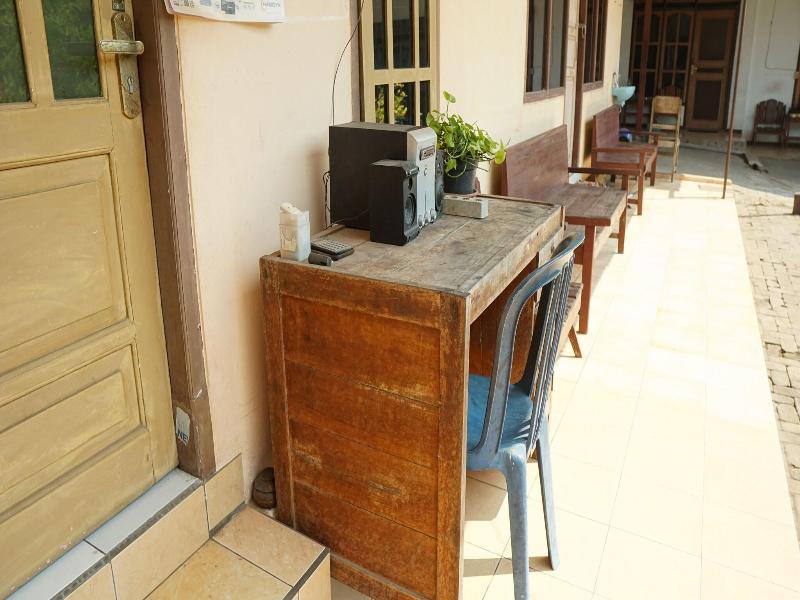 Oyo Life 93045 Kost Putra Bu Ketut
