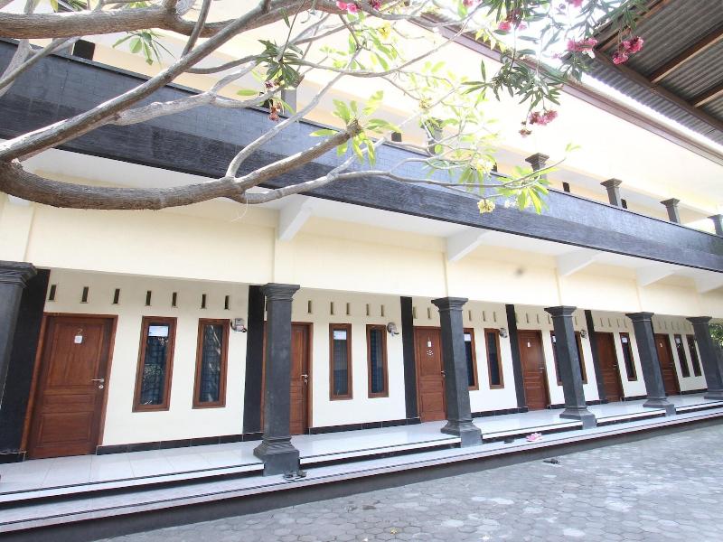 Oyo Life 93155 Wisma Sarah — exterior view