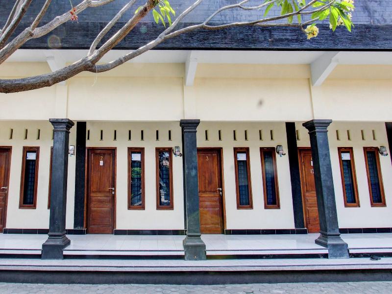 Oyo Life 93155 Wisma Sarah image