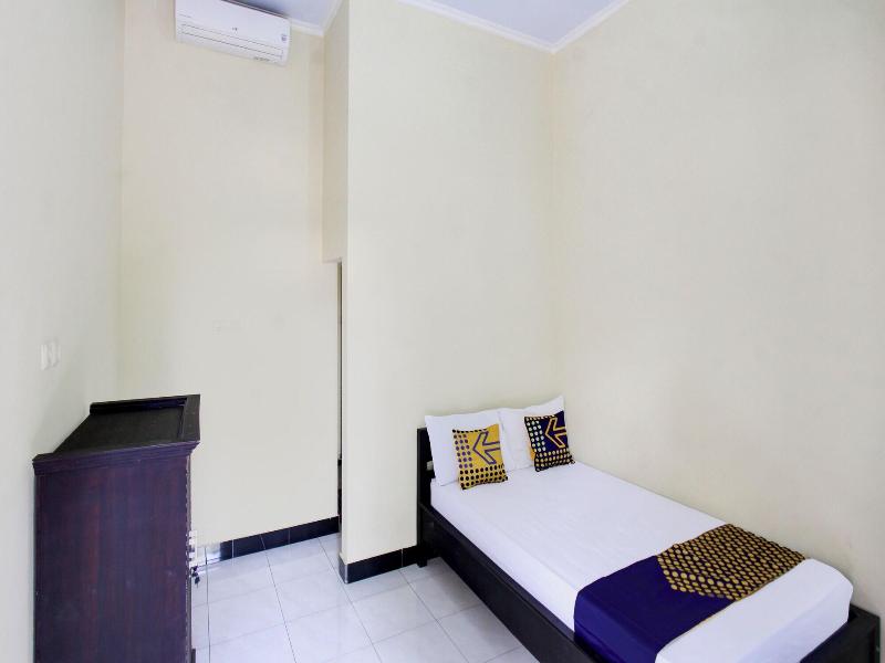 Oyo Life 93155 Wisma Sarah image