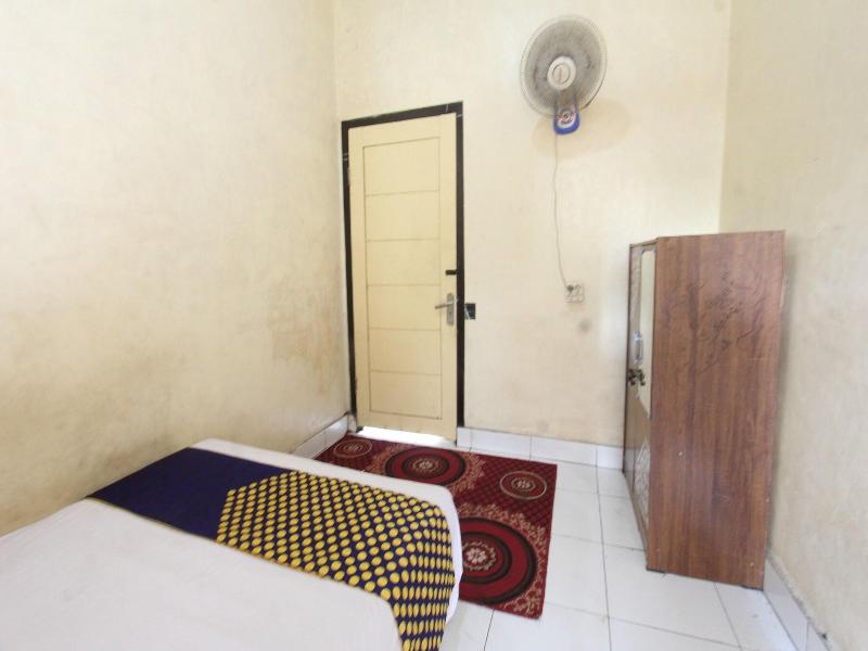 Oyo Life 93260 Bale Kosan — exterior view