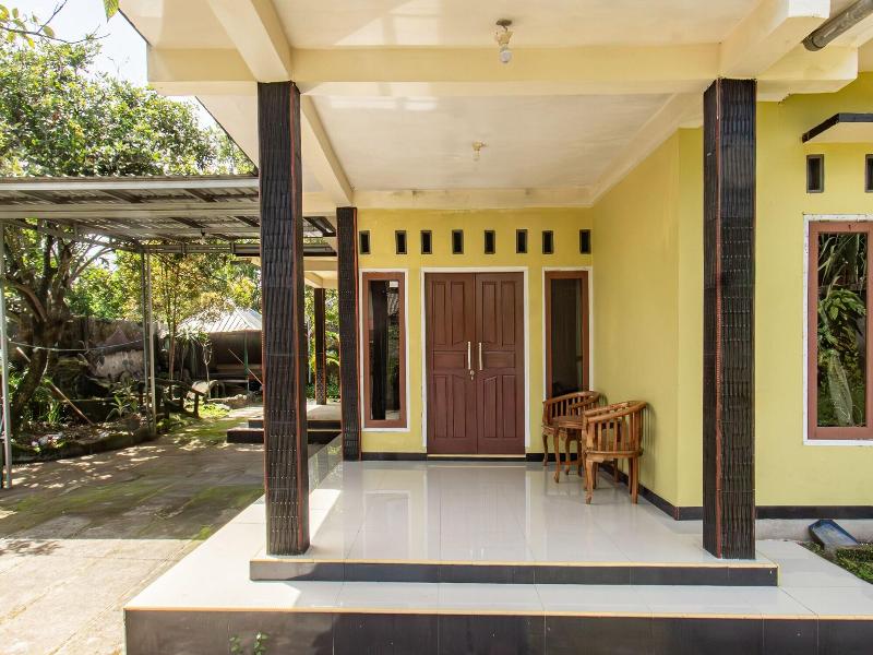 Oyo Life 93409 Anugrah House — exterior view