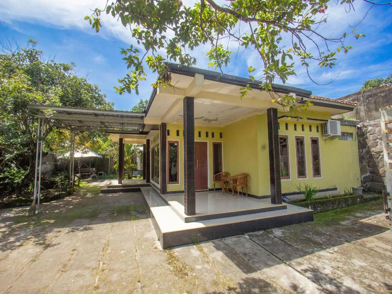 Oyo Life 93409 Anugrah House — general view