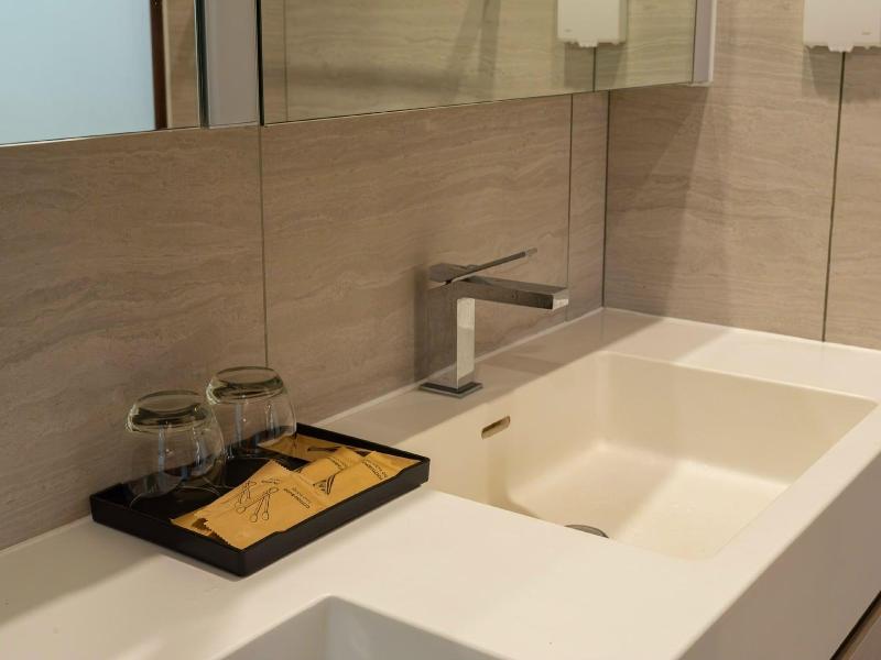The Crest Residence Luxury By Metropole image