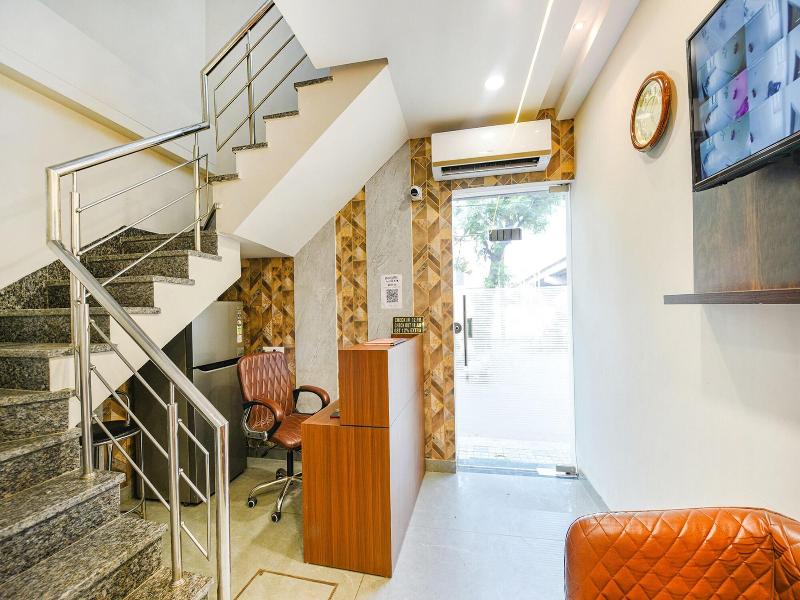 Fabhotel Globe Inn