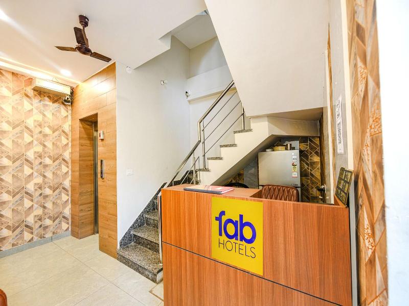 Fabhotel Globe Inn