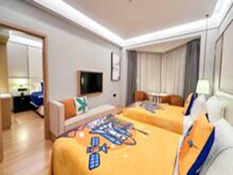1 King Bed, 2 Twin Beds, Family Connecting Suite, Smoking