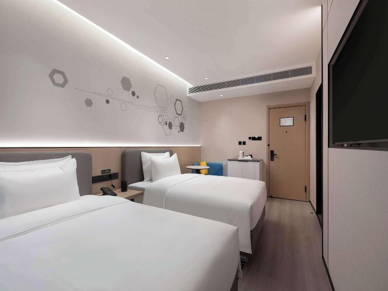 Microtel By Wyndham Xian Beilin image