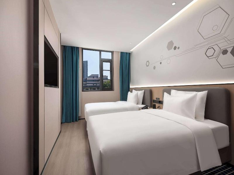 Microtel By Wyndham Xian Beilin image