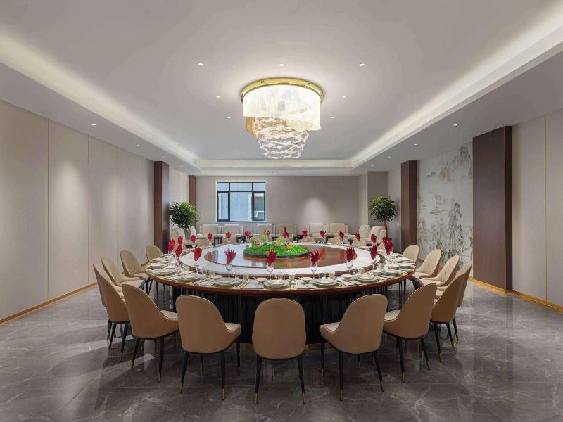 Ramada Plaza By Wyndham Ezhou Binjiang — restaurant