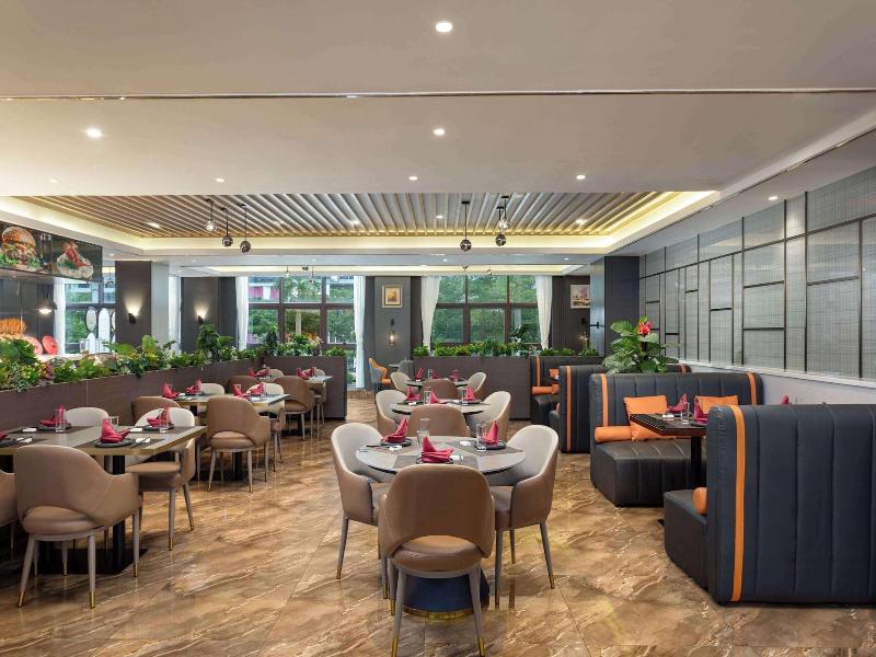 La Quinta By Wyndham Qionghai Yinhai image