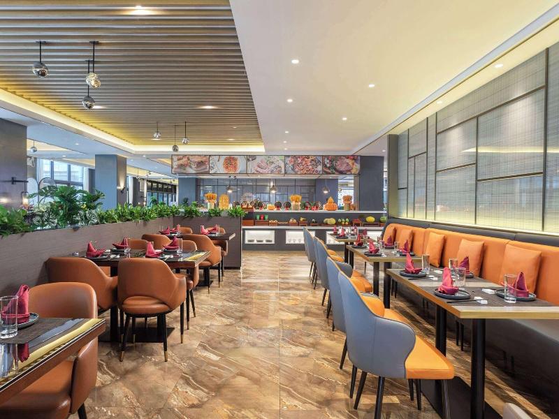 La Quinta By Wyndham Qionghai Yinhai image
