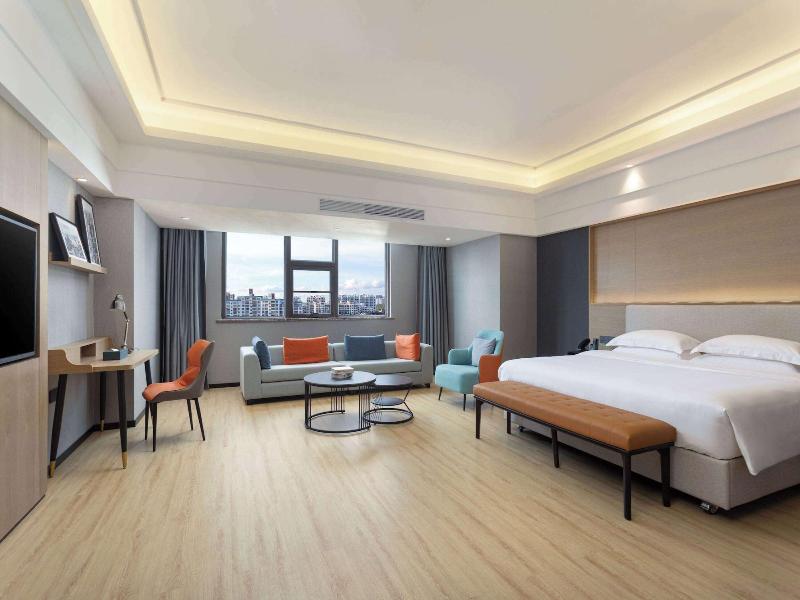 La Quinta By Wyndham Qionghai Yinhai image