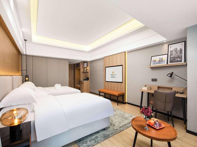 La Quinta By Wyndham Qionghai Yinhai image