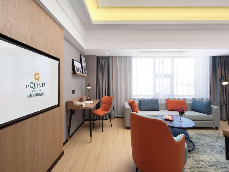 La Quinta By Wyndham Qionghai Yinhai image