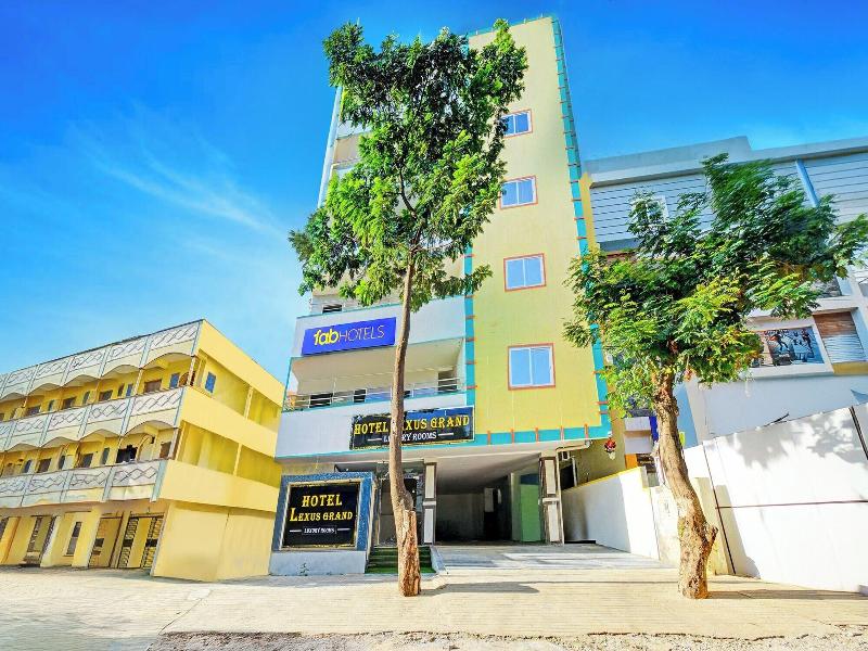 Fabhotel Lexus Grand — exterior view