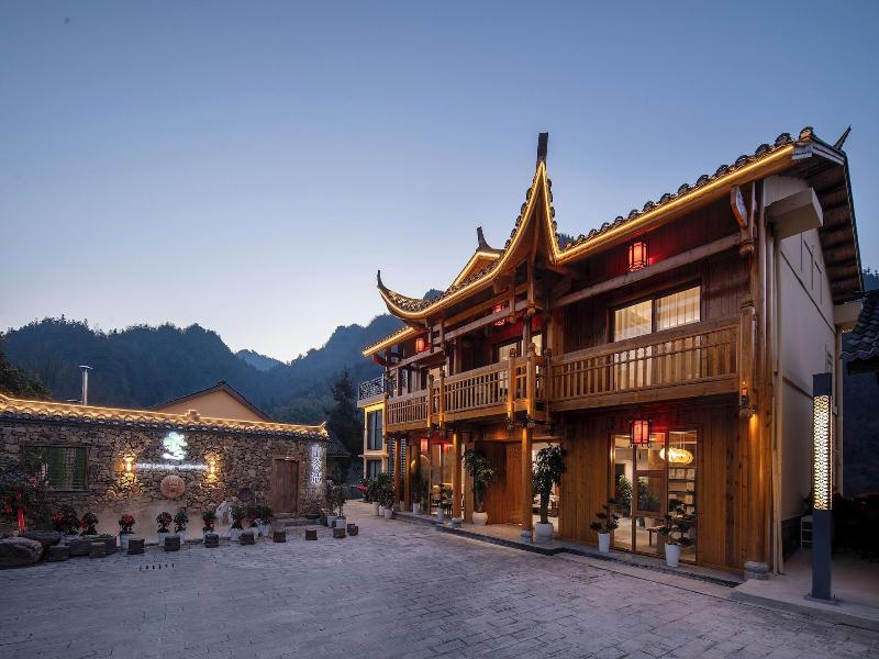 Zhangjiajie Valley Love Holiday Hotel — exterior view