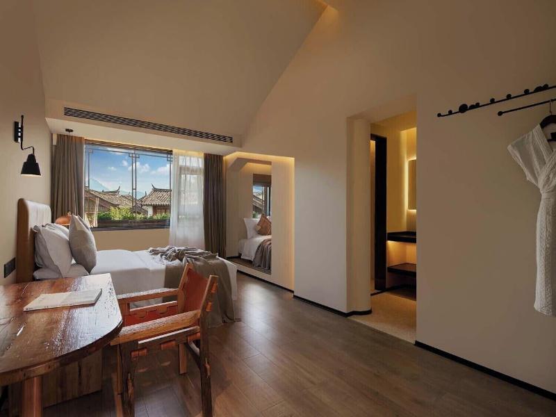 DOUBLE GARDEN VIEW KING BED