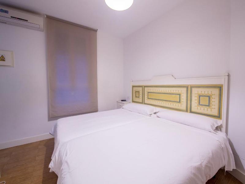 Hostal Misericordia image