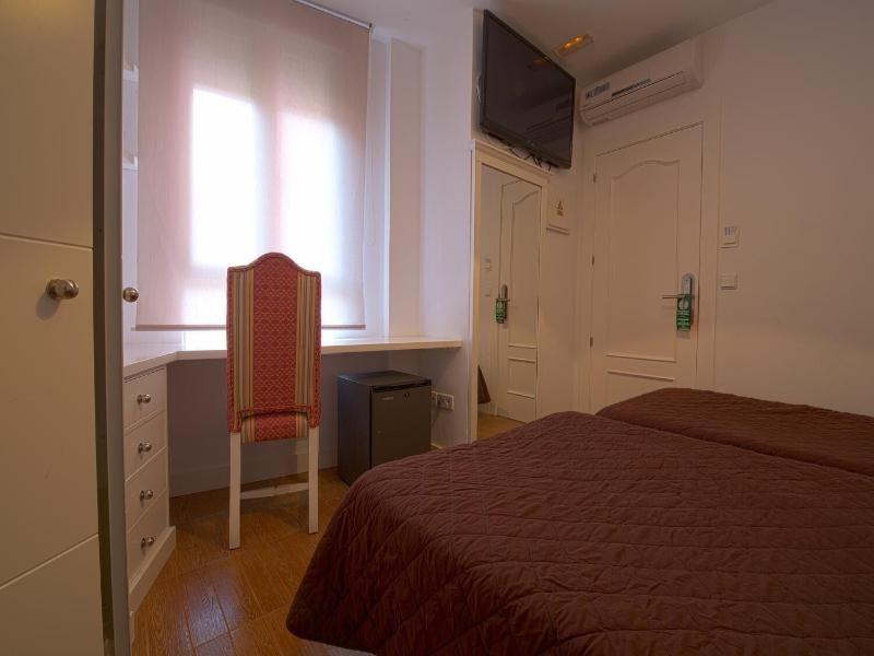 Hostal Misericordia image