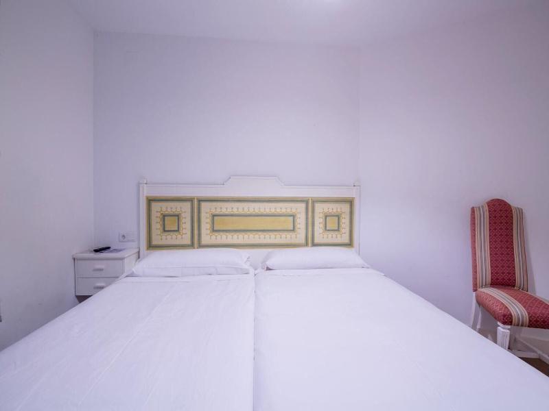 Hostal Misericordia image