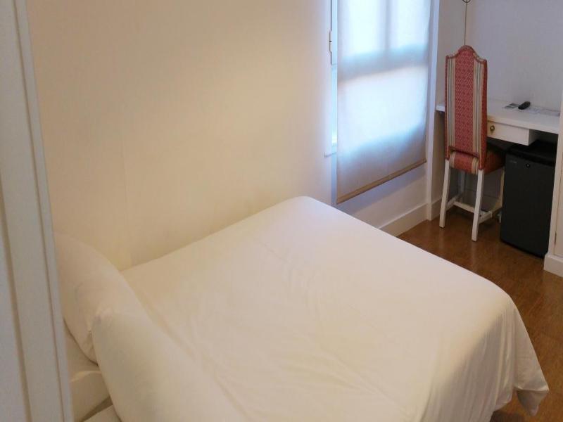 Hostal Misericordia image
