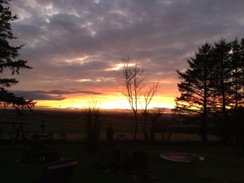 Orange Yurt With Hot Tub- Sleeps 3, Parking & Pe