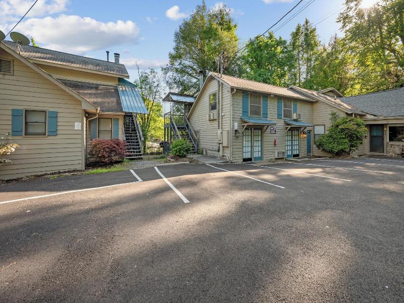 Carr's Northside Motel And Cottages — general view