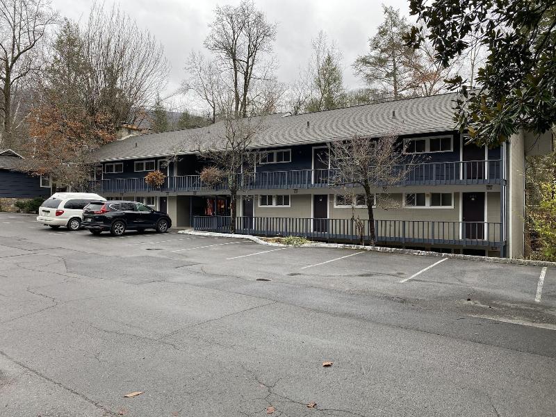 Carr's Northside Motel And Cottages — general view