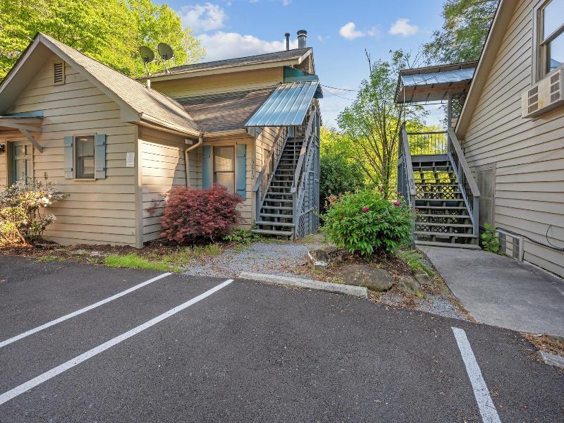 Carr's Northside Motel And Cottages — general view