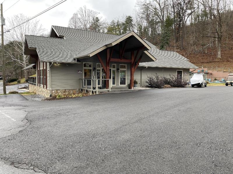 Carr's Northside Motel And Cottages image