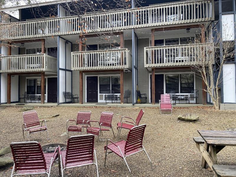 Carr's Northside Motel And Cottages image