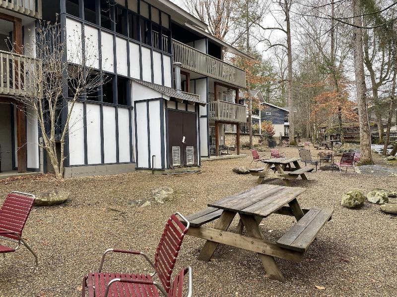 Carr's Northside Motel And Cottages image