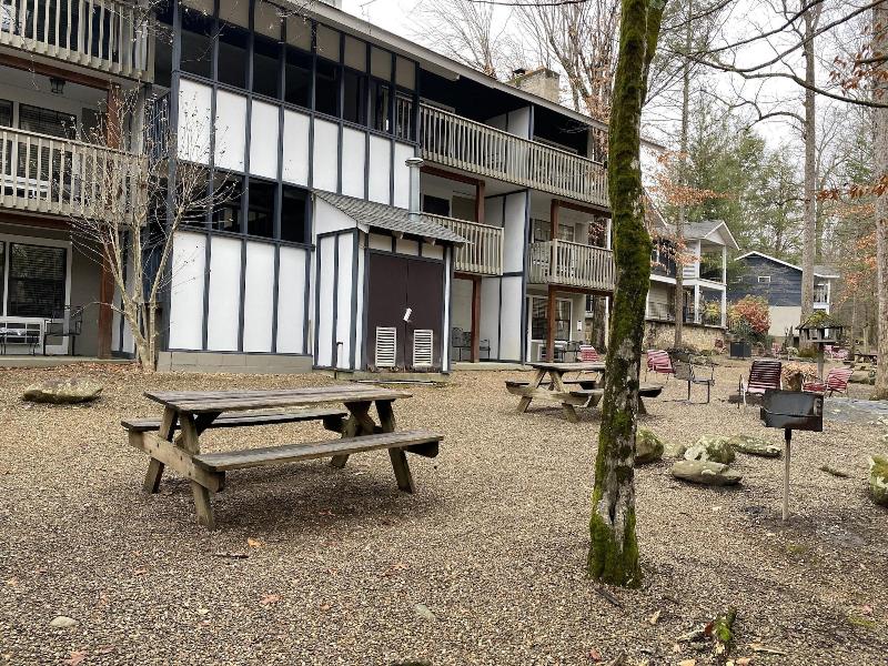 Carr's Northside Motel And Cottages image