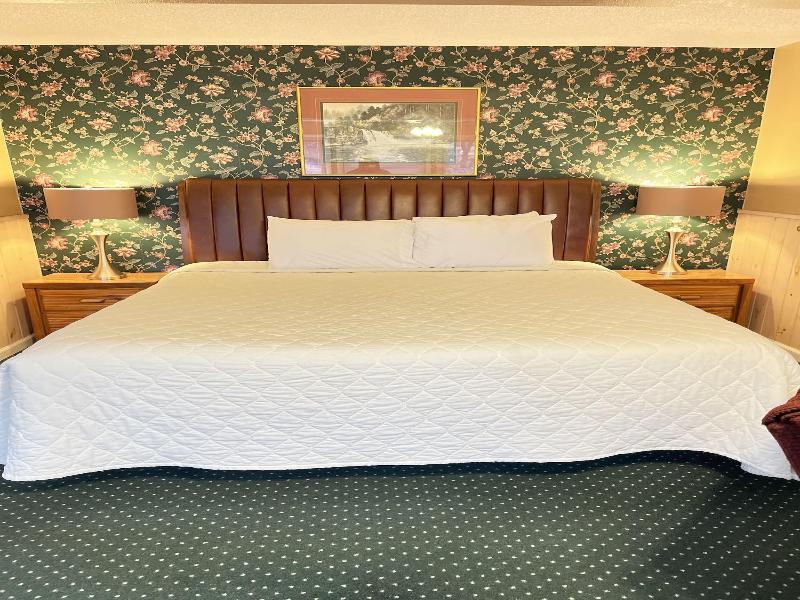 Carr's Northside Motel And Cottages image
