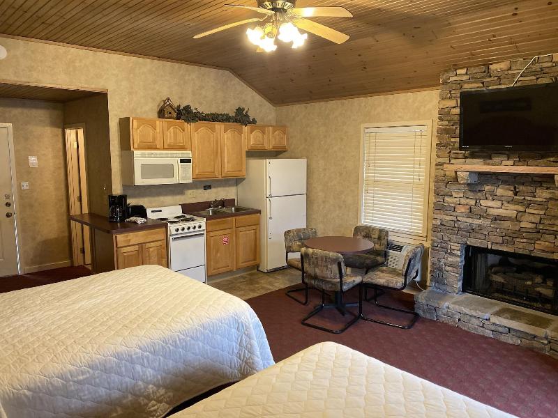 Carr's Northside Motel And Cottages image