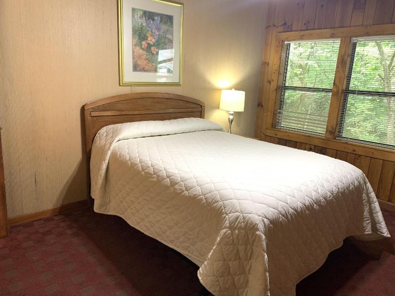 Carr's Northside Motel And Cottages image