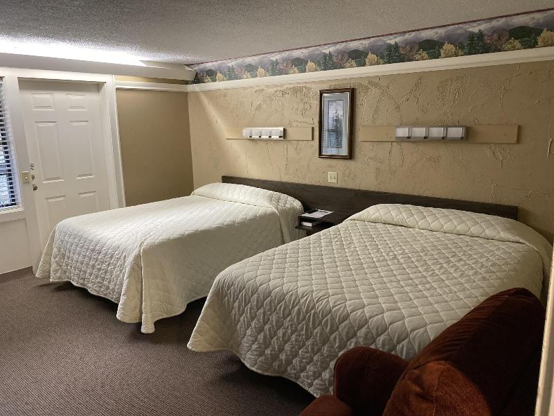 Carr's Northside Motel And Cottages image