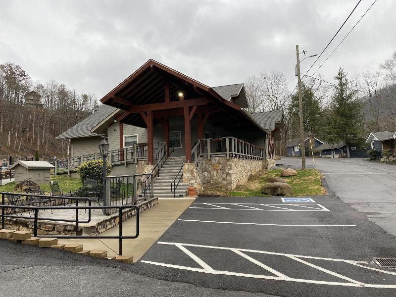 Carr's Northside Motel And Cottages image