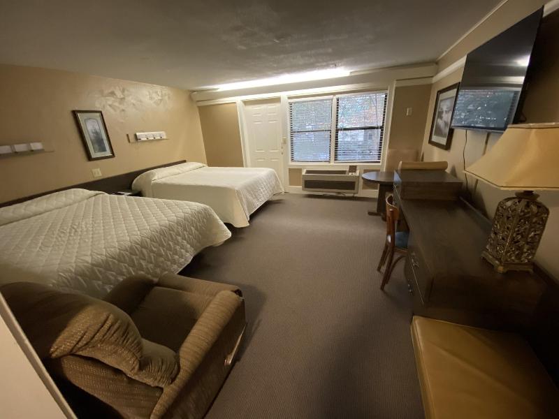 Carr's Northside Motel And Cottages image