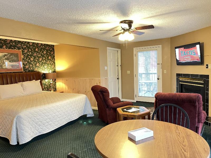 Carr's Northside Motel And Cottages image