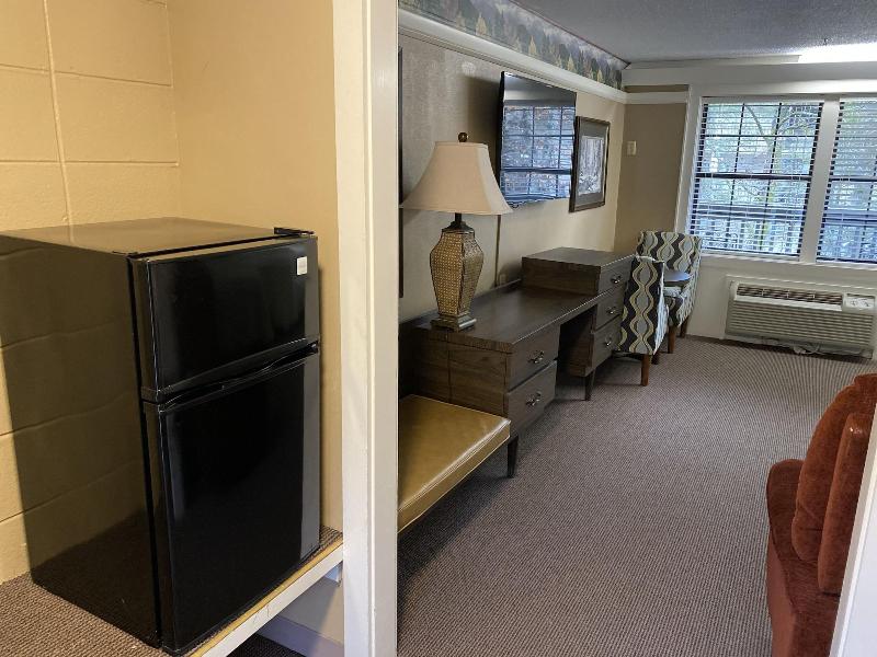 Carr's Northside Motel And Cottages image