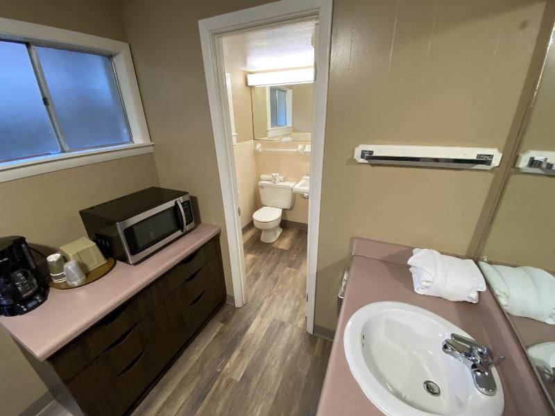 Carr's Northside Motel And Cottages image