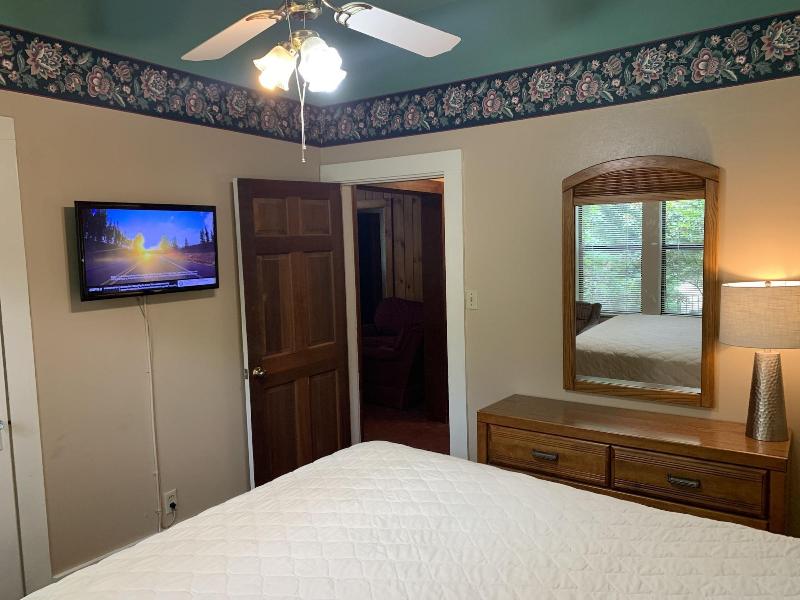 Carr's Northside Motel And Cottages image